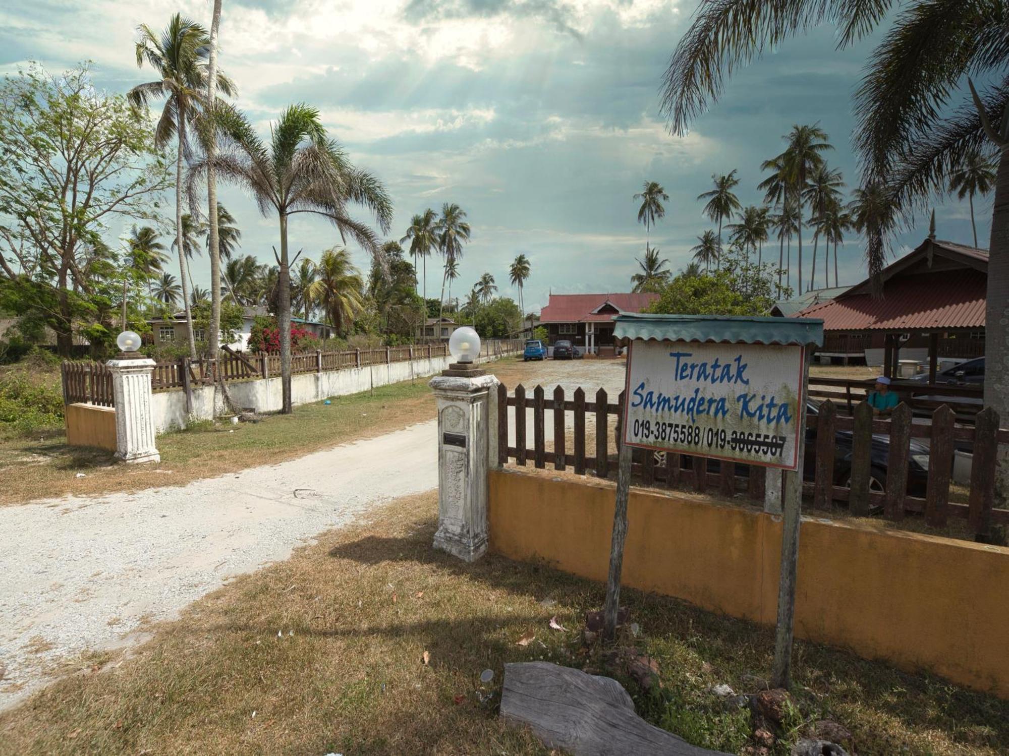 Chalet Teratak SamuderaKita Kampong Gong Badak Bagian luar foto